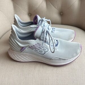 New Balance Women’s Athletic Sneakers in Light Gray with Lavender Trim Size 8.5
